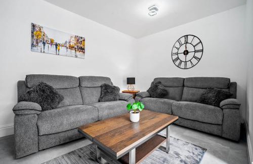 Olton House | 5 bedroom house Solihull 10 mins drive from BHX & NEC Private off road parking