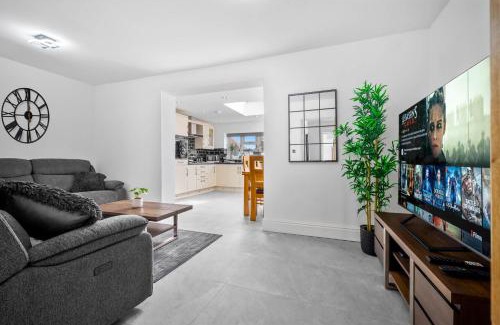 Olton House | 5 bedroom house Solihull 10 mins drive from BHX & NEC Private off road parking