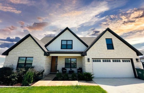 Del Valle Apartment | 5 bedroom house near COTA/AUS