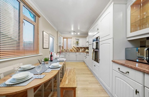 Northampton House | 5 Bedroom House with Parking, Smart TVs & Garden