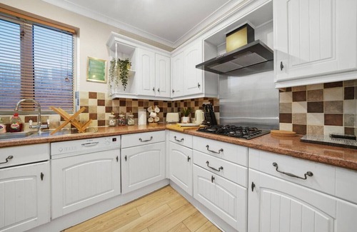 Northampton House | 5 Bedroom House with Parking, Smart TVs & Garden