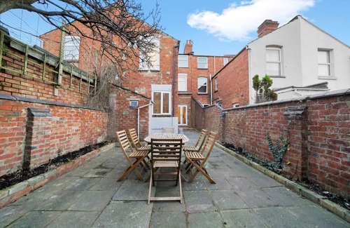 Northampton House | 5 Bedroom House with Parking, Smart TVs & Garden