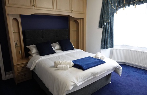 Stonnall House | 5 Bedroom House with Gorgeous Landscaped Gardens