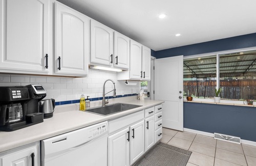 Columbine Valley House | 5 Bedroom House with Crib - Walk to Downtown Littleton!