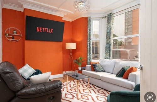 Birkenhead House | 5 Bedroom in-Birkenhead Wirral-Free Parking-Free Internet and work place