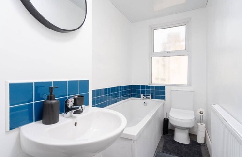 Birkenhead House | 5 Bedroom in-Birkenhead Wirral-Free Parking-Free Internet and work place