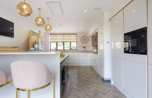 Devizes House | 5 Bedroom Lake House in a nature reserve