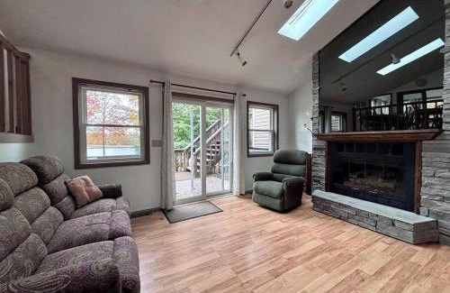 Tobyhanna House | 5-Bedroom Lakefront, private beach wifi AC boat &