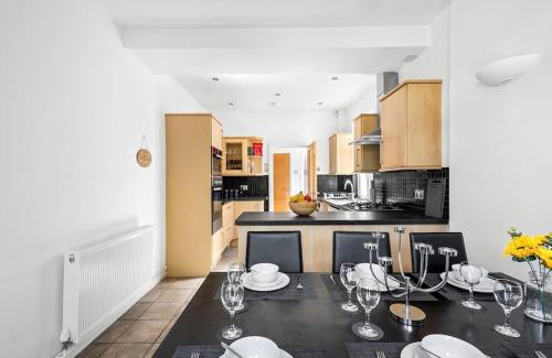 Oadby House | 5 Bedroom Large Home for Contractors, Families and Groups