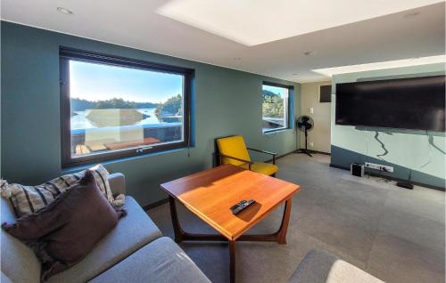 Bomlo House | 5 Bedroom Lovely Home In Urangsvåg
