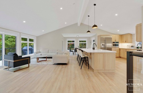 Gravenhurst House | 5-bedroom luxury cottage nestled on the serene shores of Lake Muskoka.