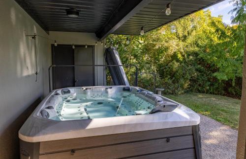 London Villa | 5 Bedroom Luxury Retreat with Heated Pool, Hot Tub and Sauna