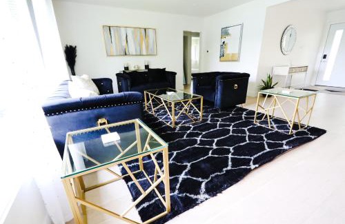 London Villa | 5 Bedroom Luxury Retreat with Heated Pool, Hot Tub and Sauna
