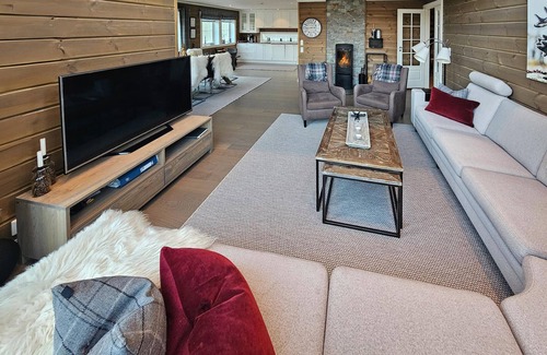Vinje House | 5 bedroom nice home in Edland