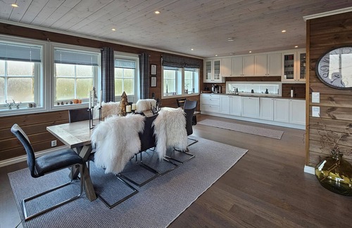 Vinje House | 5 bedroom nice home in Edland