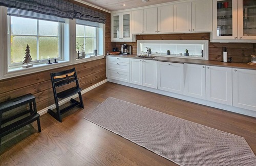 Vinje House | 5 bedroom nice home in Edland