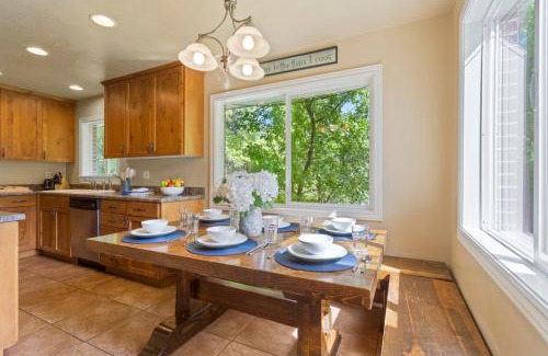 East Millcreek House | 5 Bedroom Perfect Location to see the City and Ski Resorts