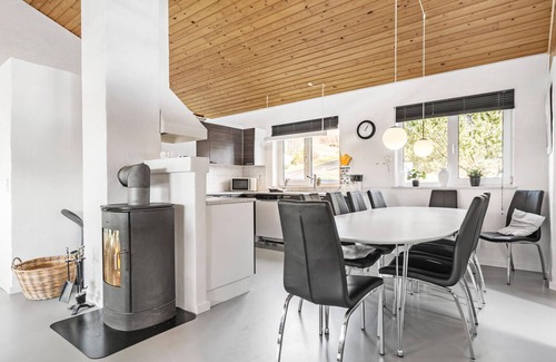 Handrup Strand House | 5 bedroom pet friendly home in Ebeltoft