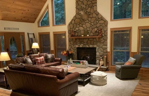 White Mills House | 5 bedroom Pocono paradise - blocks from lake Wallenpaupack