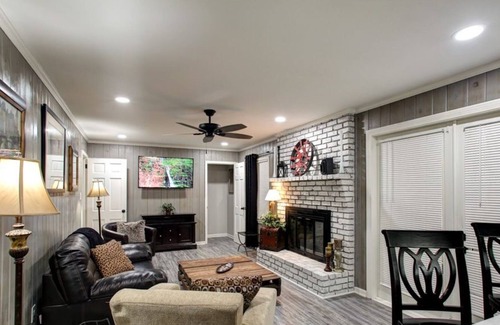 East Cobb Apartment | 5 Bedroom Single family L-554143 by Houzlet