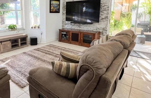 Ludlam Apartment | 5 Bedroom Single family (625446) by Houzlet