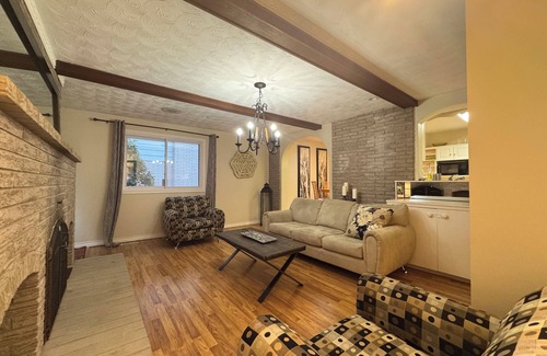 Waterloo House | 5 bedroom spacious house in a sought after neighborhood