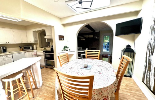 Waterloo House | 5 bedroom spacious house in a sought after neighborhood