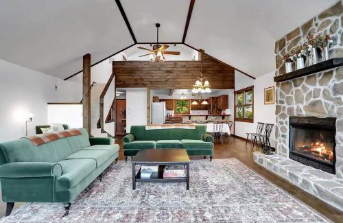 Berkeley Springs Ski Chalet | 5 Bedroom Suites Hot Tub Jacuzzi Tub & Game Room