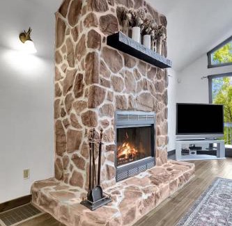 Berkeley Springs Ski Chalet | 5 Bedroom Suites Hot Tub Jacuzzi Tub & Game Room