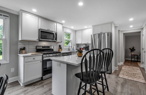 Orchard Park House | 5-bedroom updated Home in Orchard Park w/2 Living rooms and 2 King beds.