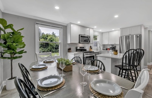 Orchard Park House | 5-bedroom updated Home in Orchard Park w/2 Living rooms and 2 King beds.