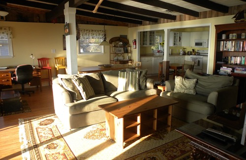 Perryville House | 5-bedroom vacation home 5 minutes from historic Charlestown