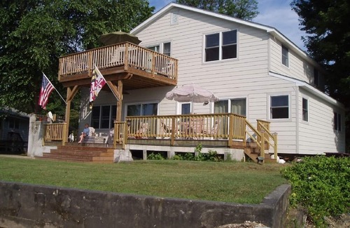 Perryville House | 5-bedroom vacation home 5 minutes from historic Charlestown