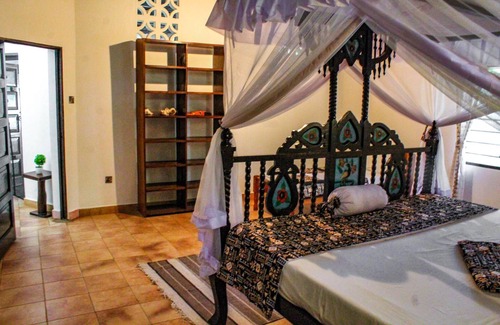 Galu Beach Villa | 5-bedroom Villa - 3 Mins Walk To The Beach