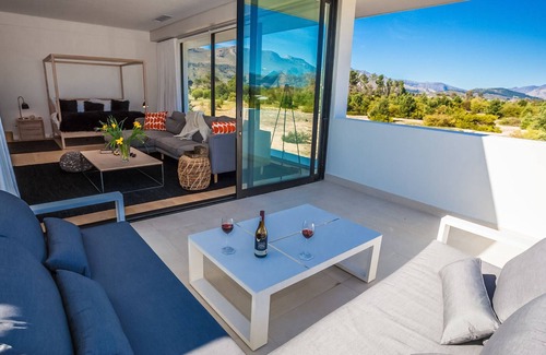 Paarl House | 5 Bedroom Villa on a secure golf estate near Franschhoek, Western Cape.