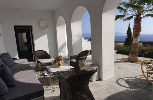 Milos Villa | 5-Bedroom Villa with a Breathtaking Panoramic View of the Aegean.