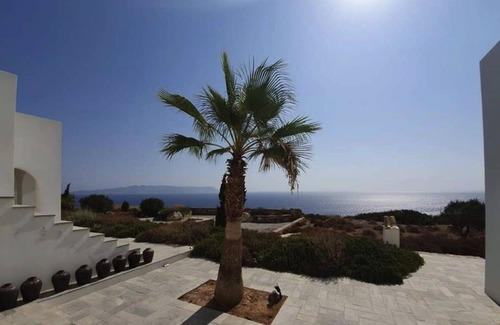 Milos Villa | 5-Bedroom Villa with a Breathtaking Panoramic View of the Aegean.
