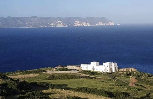 Milos Villa | 5-Bedroom Villa with a Breathtaking Panoramic View of the Aegean.
