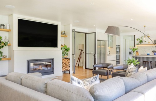 Constantia House | 5 bedroom with Stunning garden, pool and views. Dream family vacation home