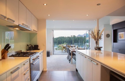 Queenstown House | 5 bedroom with views + spa + walk to town