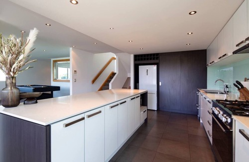 Queenstown House | 5 bedroom with views + spa + walk to town