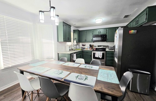 Abilene House | 5 bedrooms 2.5 bath with 7 beds in South Abilene. NO CARPET. QUIET. CONVENIENT.