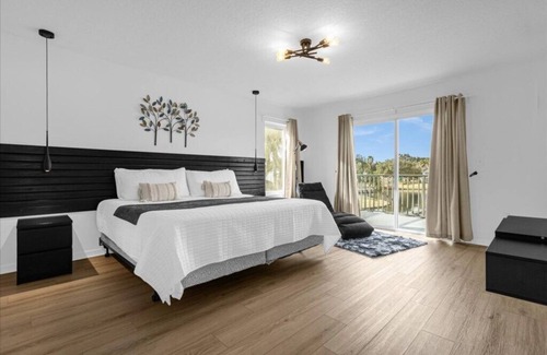 Sunset Lakes House | 5 Bedrooms / 3.5 Bathrooms / Sunset Lakes (2943 SV)