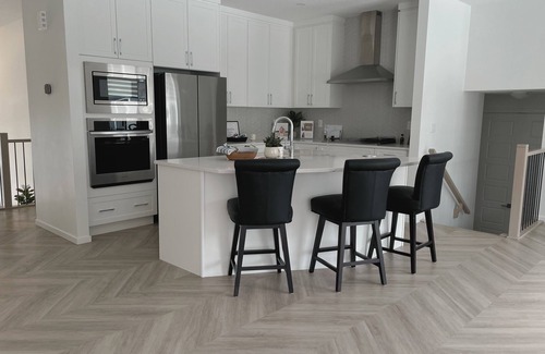 West Edmonton House | 5 Bedrooms | 3 King Beds | Family Friendly
