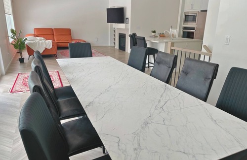 West Edmonton House | 5 Bedrooms | 3 King Beds | Family Friendly