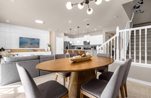 Tuscan Hills House | 5 Bedrooms/4.5 Bathrooms/Windsor Island (3902 LA)