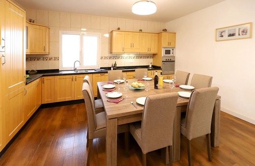Los Mojones Villa | 5 Bedrooms, 4 bathrooms, sleeps 12 persons, heated Pool, Free Wifi & A/C