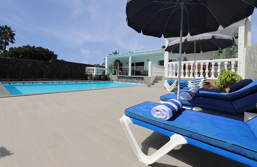 Los Mojones Villa | 5 Bedrooms, 4 bathrooms, sleeps 12 persons, heated Pool, Free Wifi & A/C