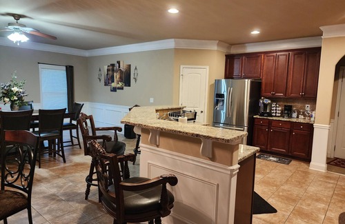 Auburn House | 5 bedrooms/4 baths/sleeps 14 (8.7 miles from Jordan-Hare Stadium).