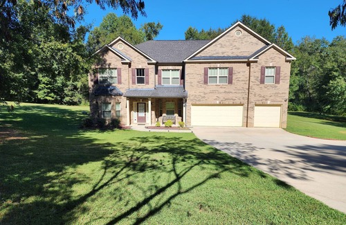 Auburn House | 5 bedrooms/4 baths/sleeps 14 (8.7 miles from Jordan-Hare Stadium).